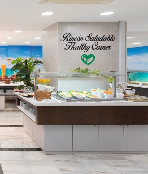 een buffet in een restaurant met een sticker op de muur die zegt rincon saludable healthy corner