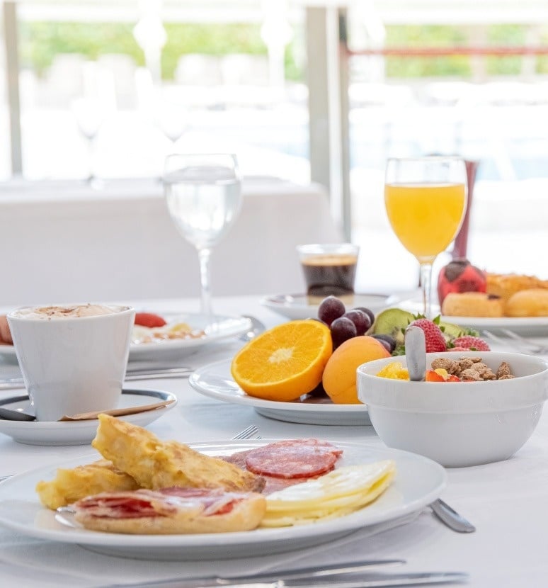 una mesa llena de platos de comida y bebidas