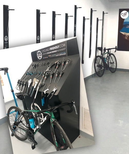 una bicicleta está sentada frente a un soporte de herramientas para ciclistas