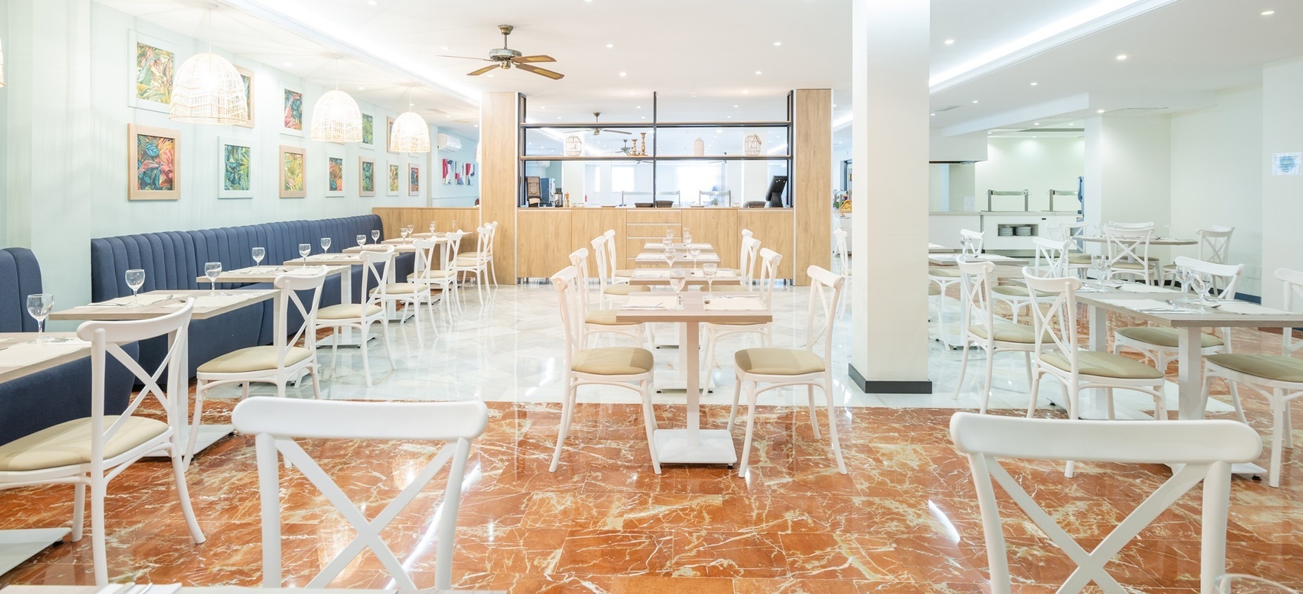 un restaurante con mesas y sillas blancas y un suelo de mármol