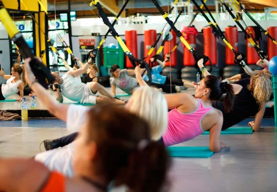 Clase de fitness ESTIVAL: Park Silmar con TRX y ejercicios en el suelo.