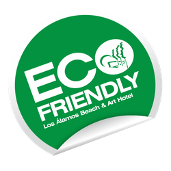 una pegatina verde que dice eco amigable los alamos beach & art hotel