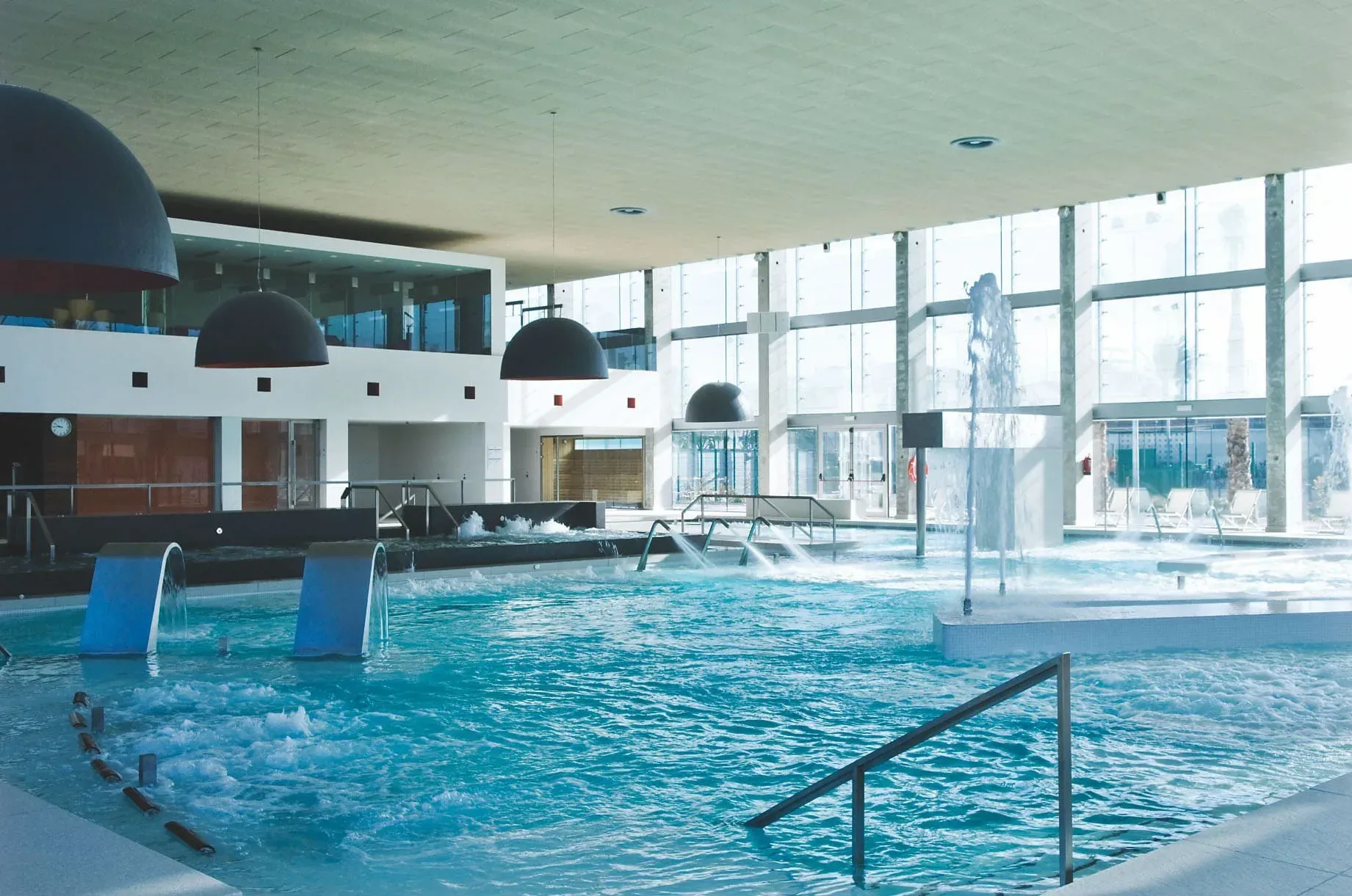 Piscina interior climatizada de ESTIVAL: Park Silmar con cascadas y fuentes.