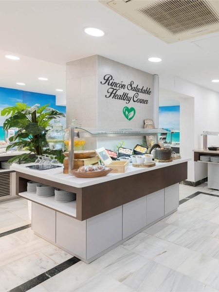 un buffet en un restaurante con la palabra rincon saludable en la pared