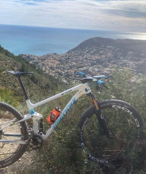 una bicicleta blanca con la palabra x40 en la parte delantera