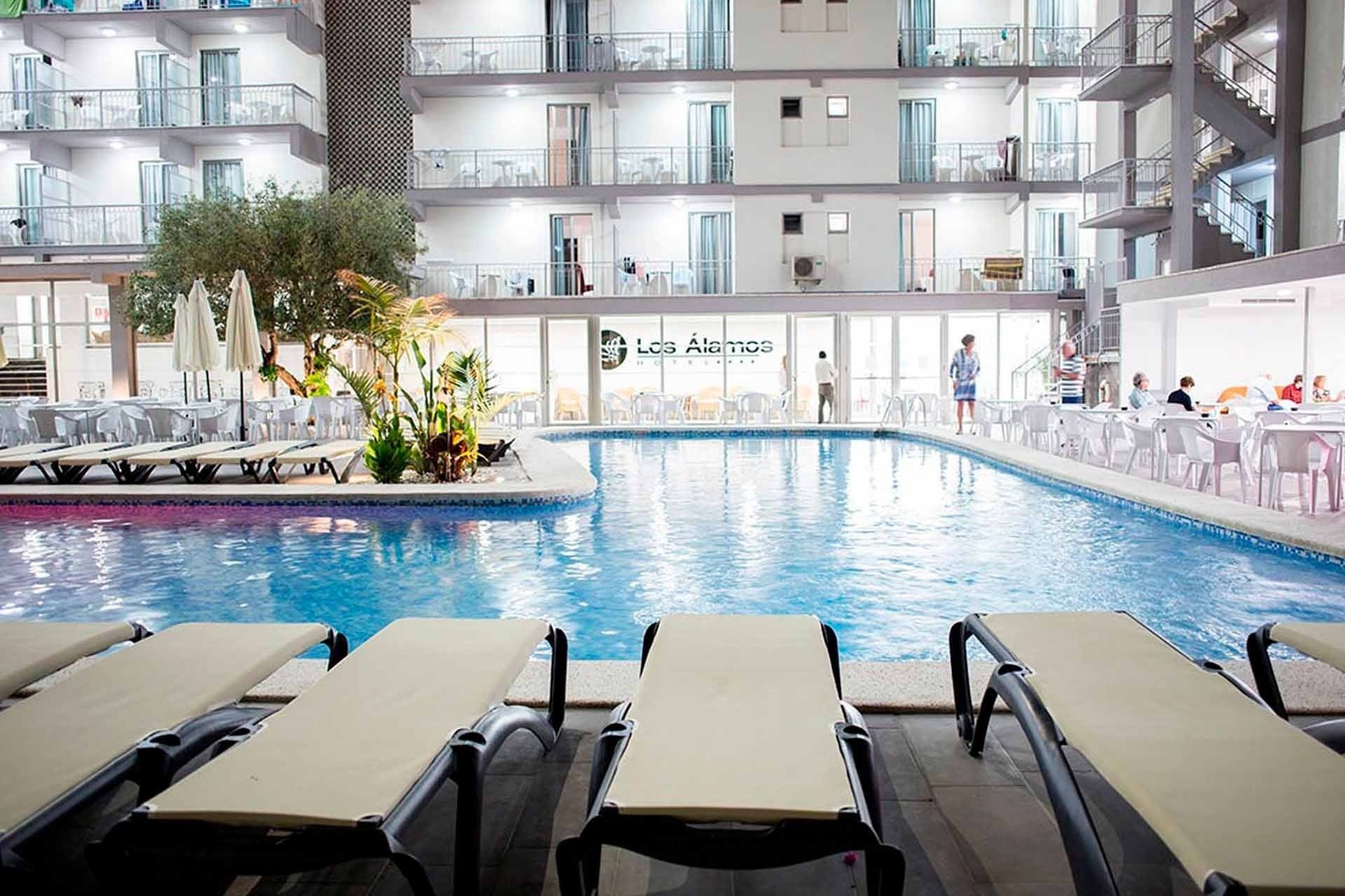 una piscina en un hotel llamado los alamos