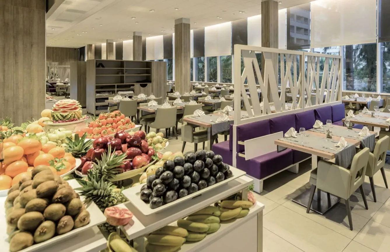 Buffet de frutas frescas en ESTIVAL Park Silmar. Deléitese con frutas exóticas.