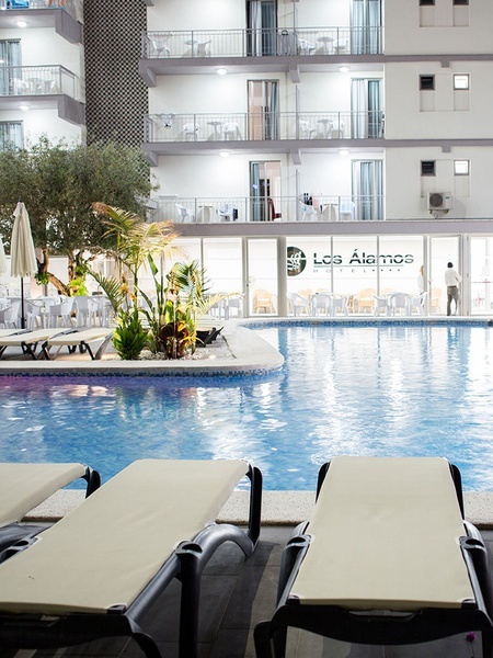 una piscina en un hotel llamado los alamos