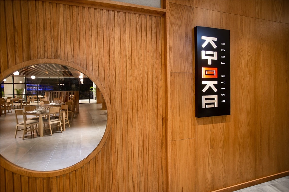 a restaurant with a sign that says ' kioske asian food ' on it