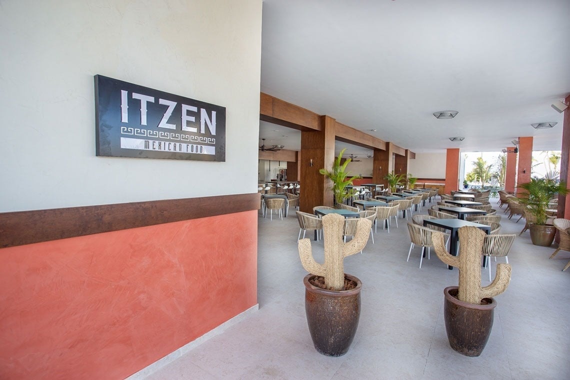 a restaurant with a sign that says itzen on it