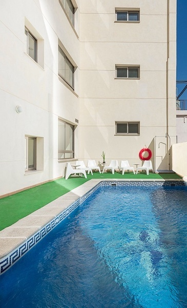 una piscina en el patio trasero de un edificio