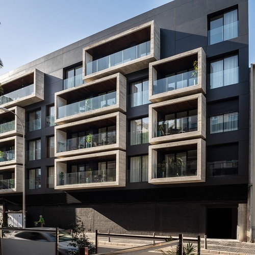 un edificio de apartamentos con balcones y ventanas