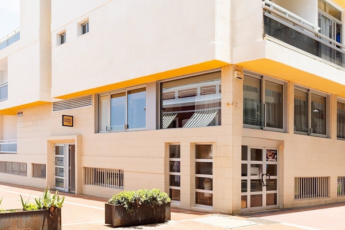 un edificio de apartamentos con una puerta de vidrio y un letrero que dice ' oficina '