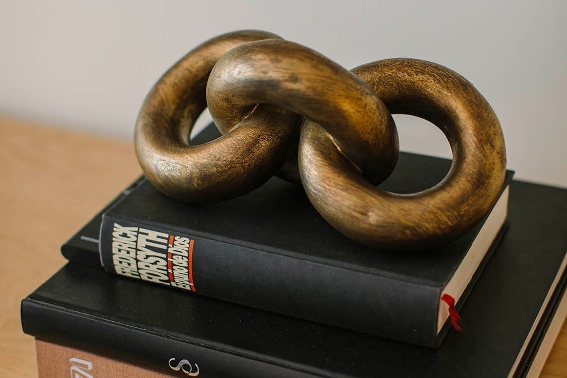 Dekorativer Kettenanhänger auf Büchern in TocToc Suites Olof Palme.