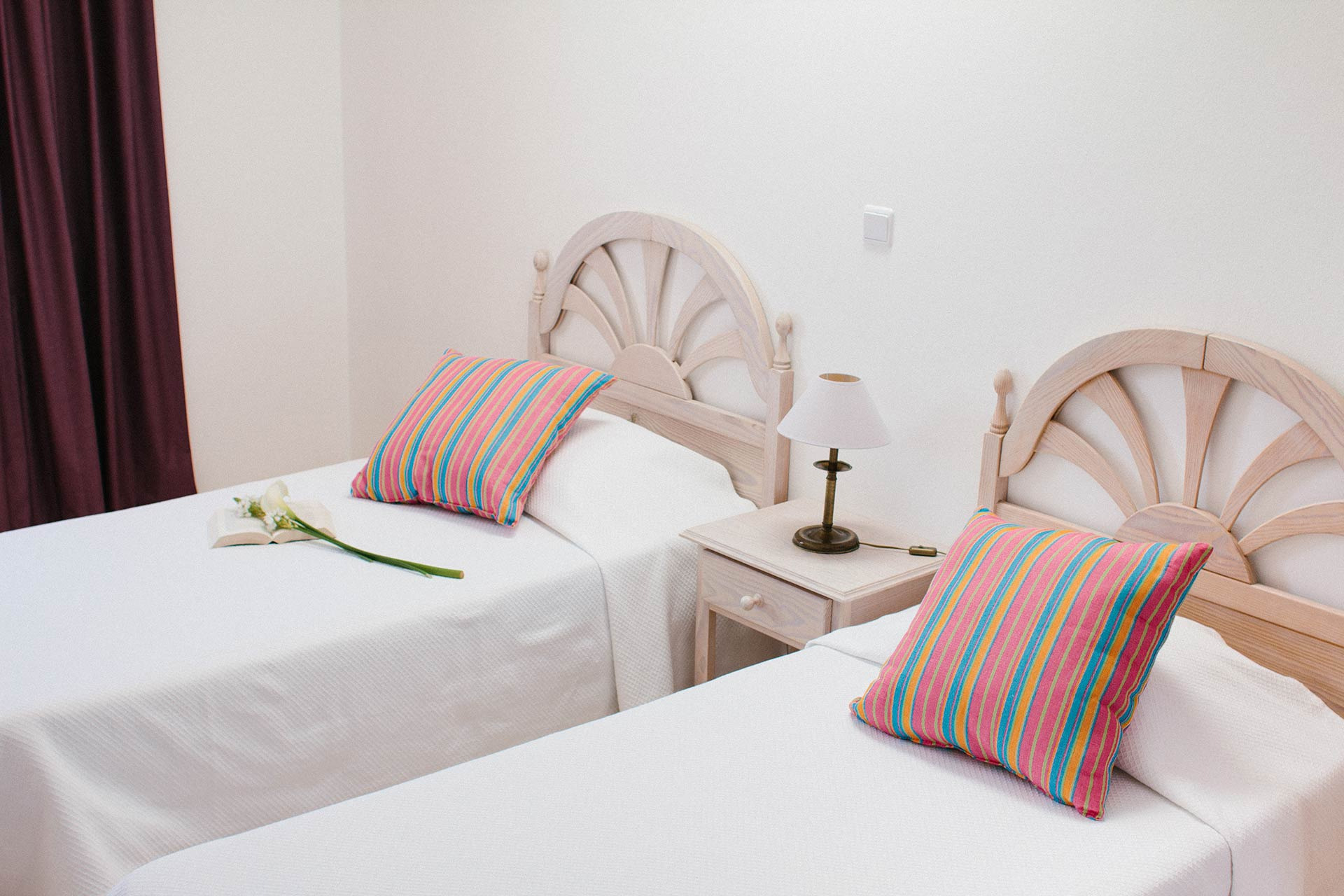 Dunas do Alvor Apartments, Torralvor: Twin beds with blue striped pillows & bedside table.