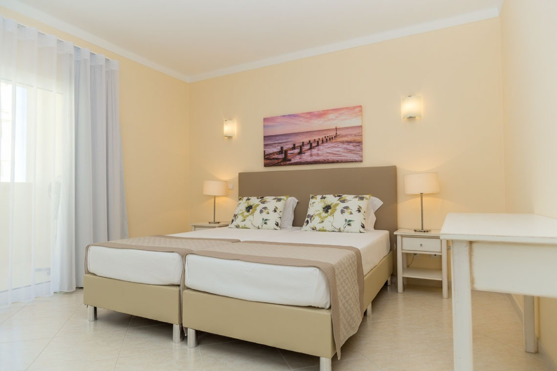 Quartos twin em Apartamentos Vila Marachique, Torralvor. Confortáveis e iluminados.