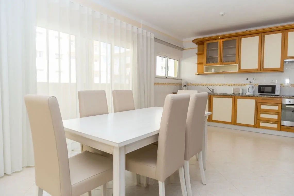 Quarto com duas camas, travesseiros coloridos e abajur, ideal para Torralvor: Corporativa.