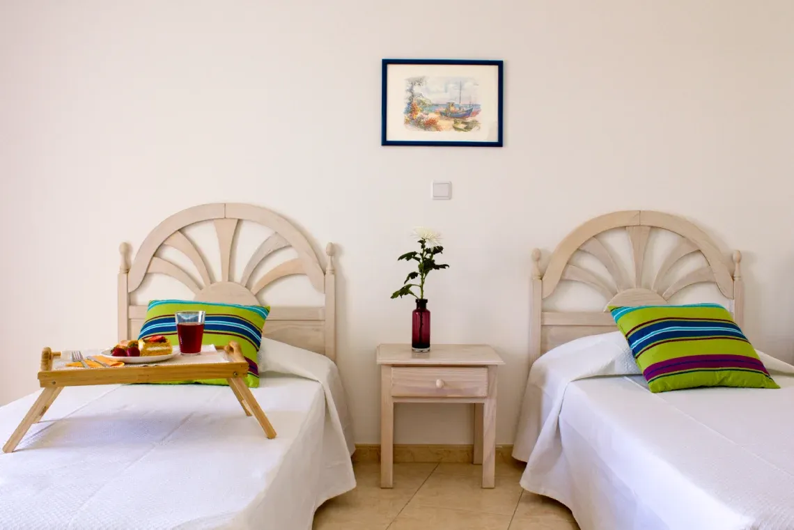 Habitación con dos camas individuales, Torralvor: Corporativa, bandeja de desayuno y decoración acogedora.