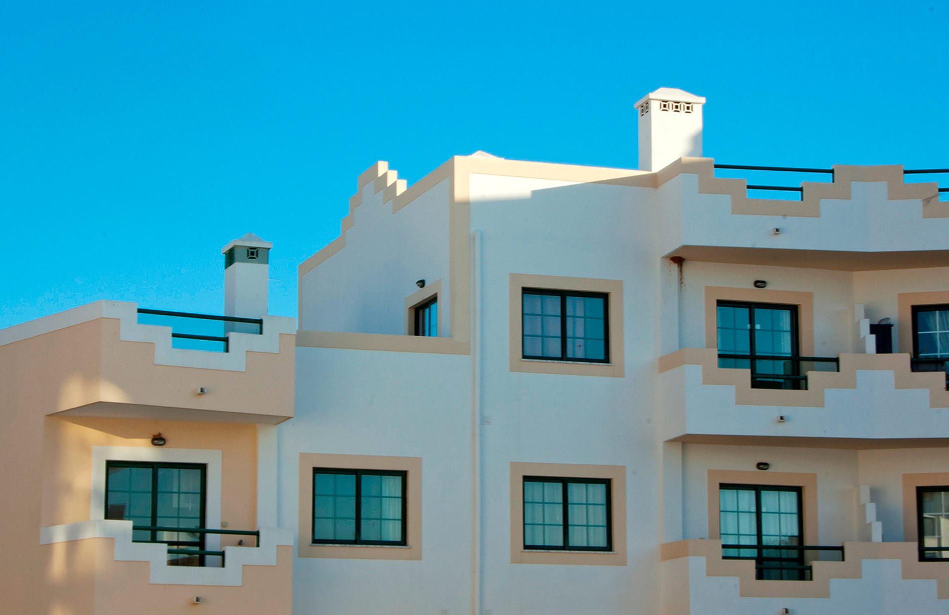 Torralvor: Corporativa: Varandas de hotel modernas com vista para o céu azul claro.