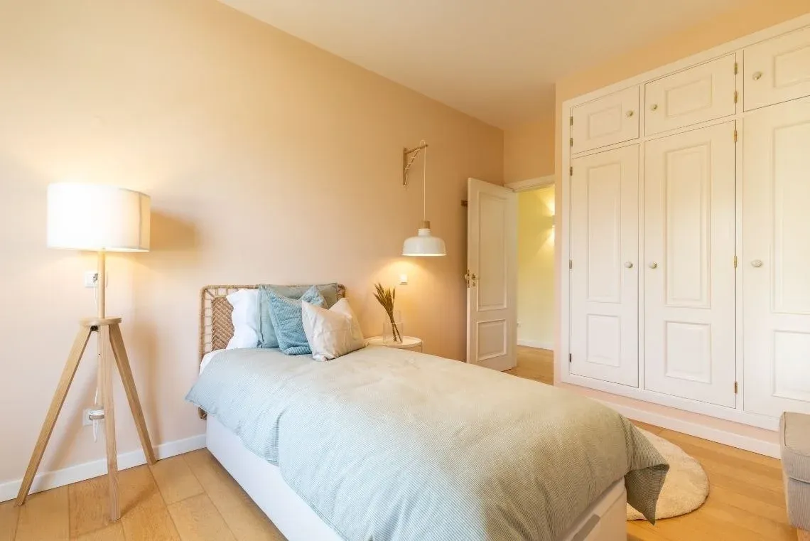 Twin beds with breakfast tray and flower vase in a hotel room, perfect for Torralvor: Corporativa.