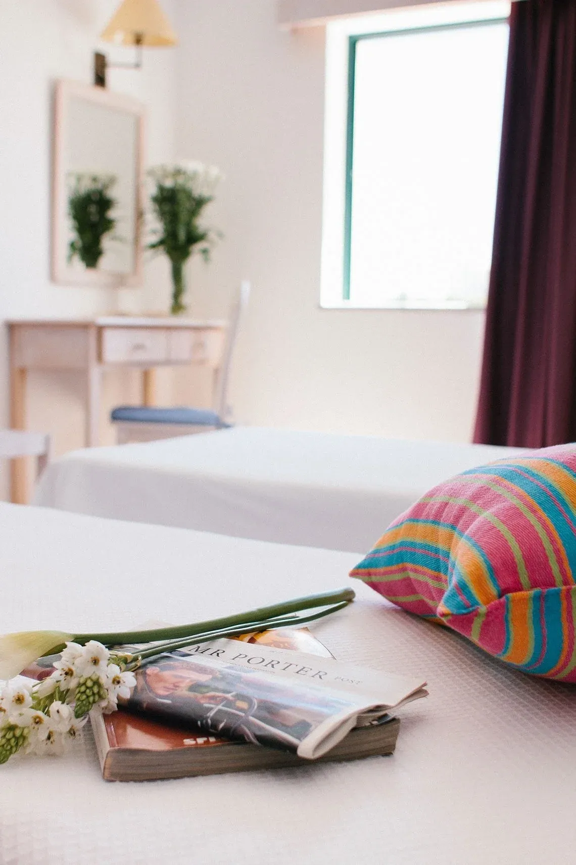Habitación con dos camas, cojín colorido yTorralvor: Corporativa.