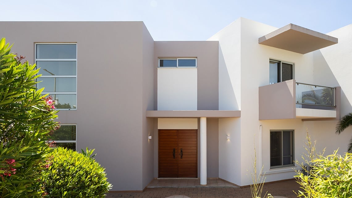 Marachique Villa: Vila moderna com portas duplas e varanda.
