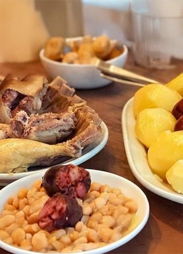 un primer plano de un plato de frijoles y patatas en una mesa