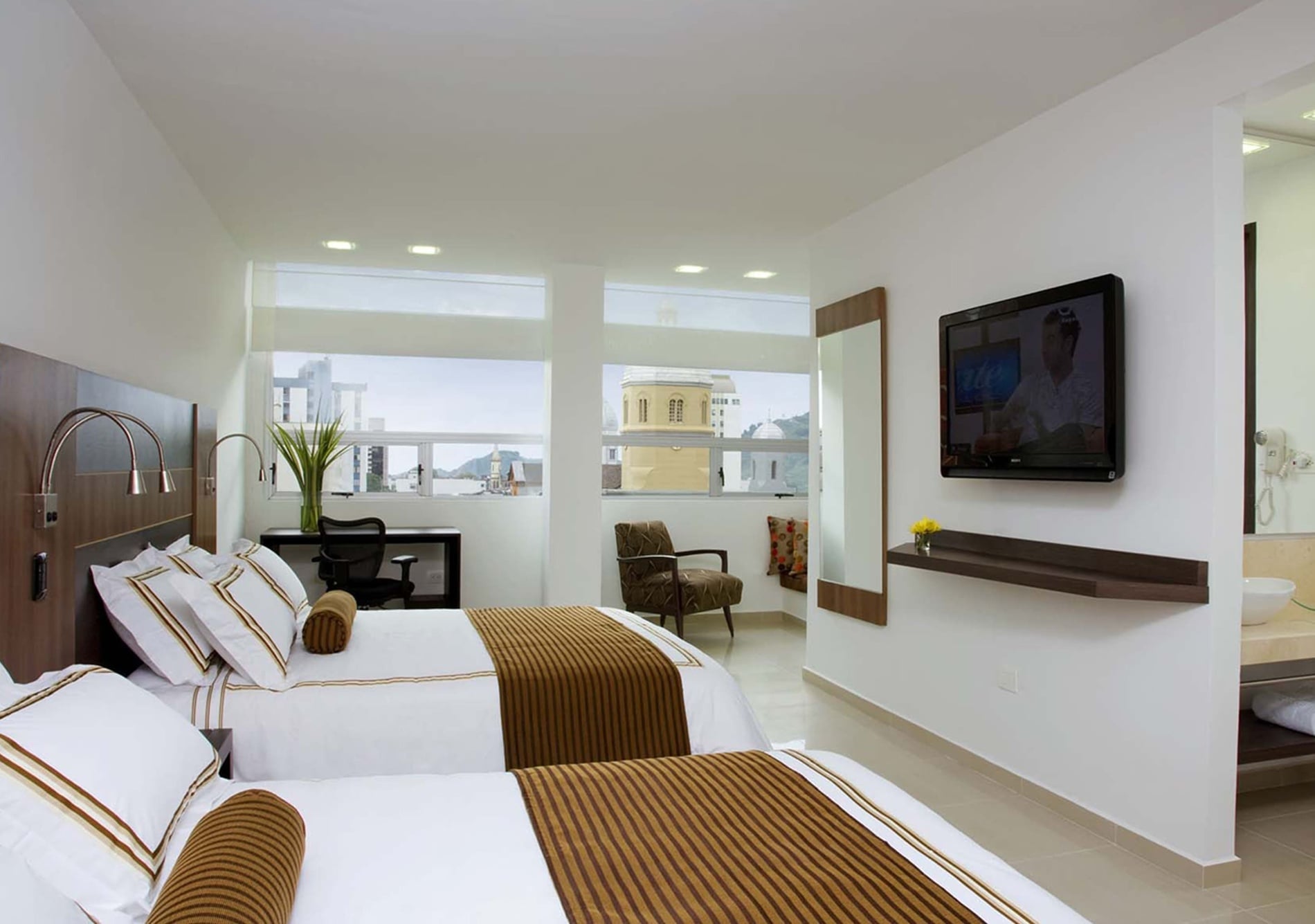 una habitación de hotel con dos camas y una televisión