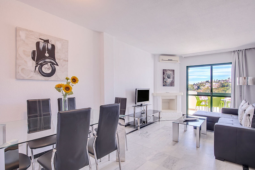 Cama en apartamento de dos dormitorios de Torrenueva Park junto a una ventana