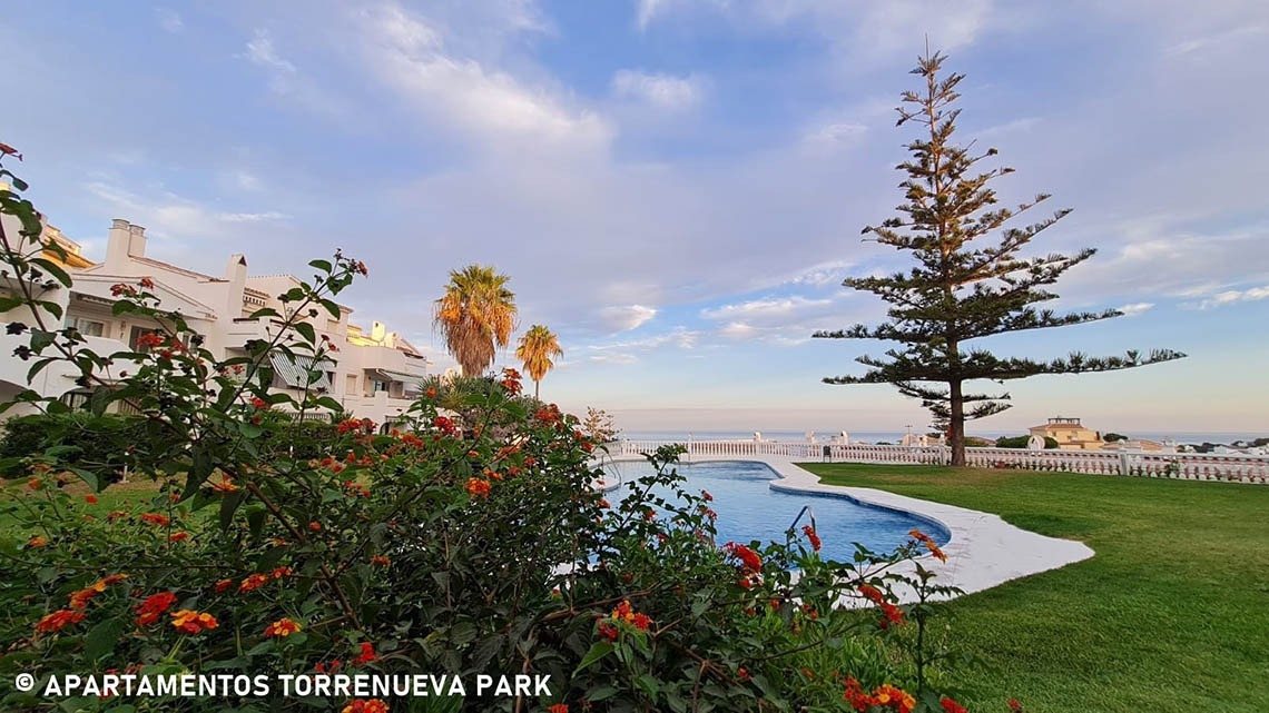 Piscina y jardines de Torrenueva Park al atardecer