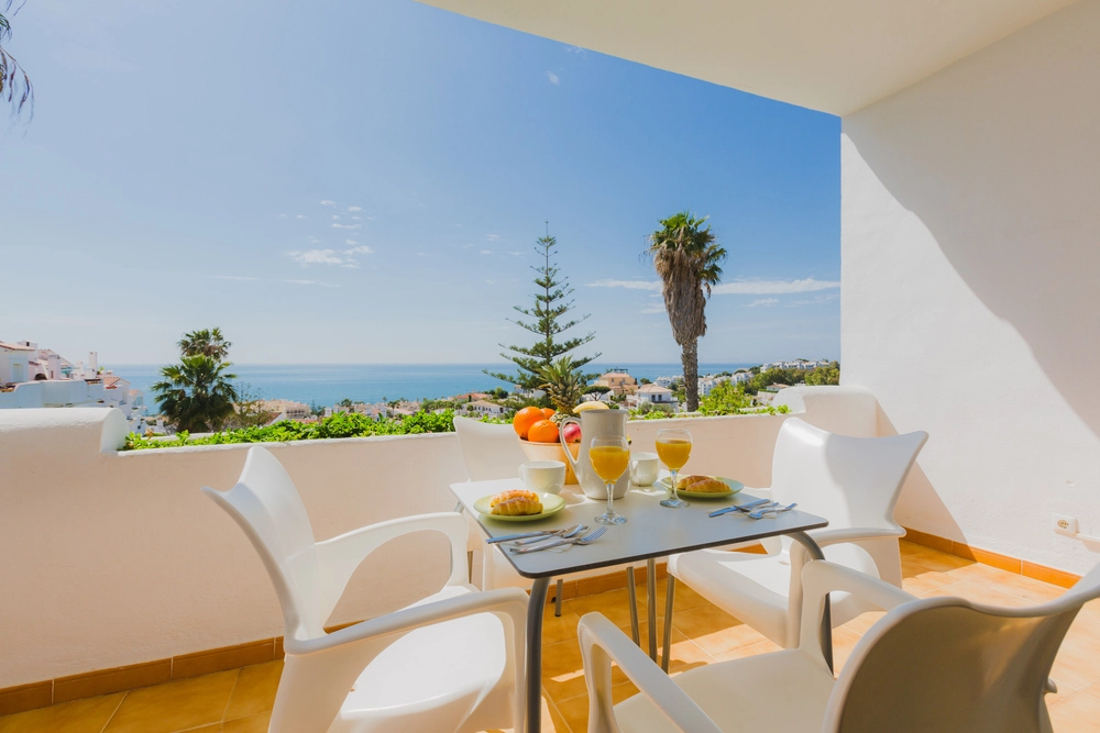 Desayuno en terraza con vistas al mar, ideal para Torrenueva Park Apartments en la costa mediterránea.