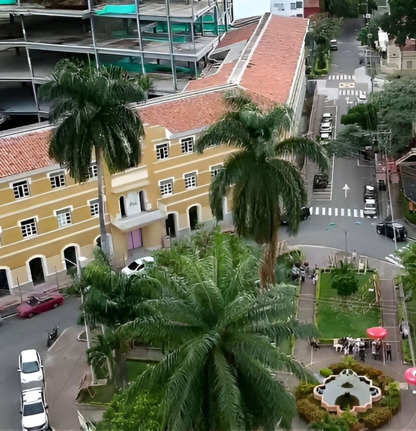 una bandera amarilla , roja y azul cuelga del techo de un edificio .