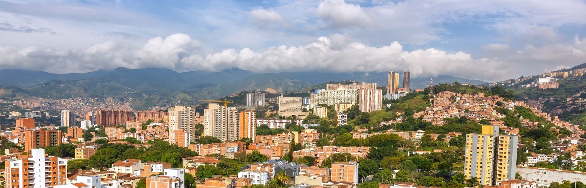 algunos edificios de gran altura con un cielo azul en el fondo