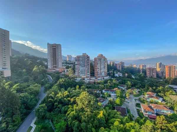 una vista aérea de una ciudad con muchos edificios y árboles