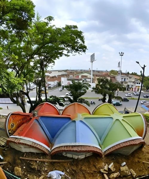 un grupo de barcos de colores están sentados en el suelo