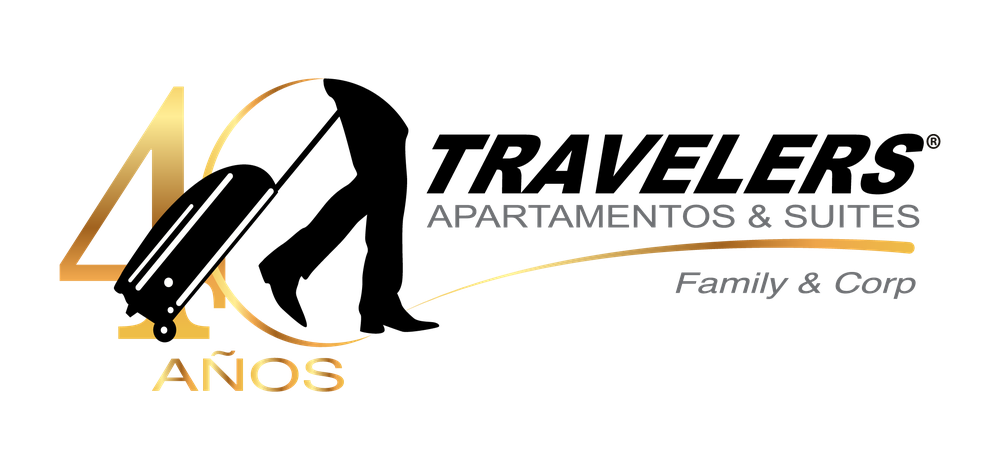 Un logotipo muestra un gran número '4' y la palabra 'AÑOS' en dorado, junto a los textos 'APARTAMENTOS & SUITES' y 'Family & Corp' en gris, todo sobre un fondo negro.