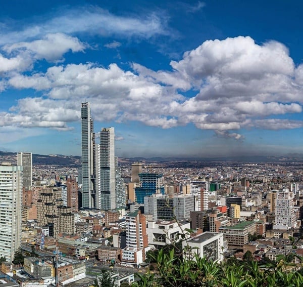 una vista aérea de la ciudad en un día nublado