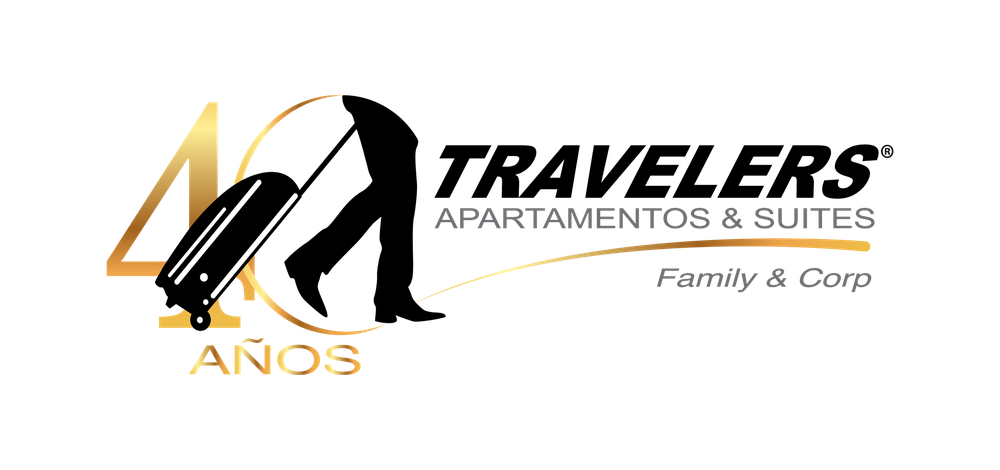 Un logotipo muestra un gran número '4' y la palabra 'AÑOS' en dorado, junto a los textos 'APARTAMENTOS & SUITES' y 'Family & Corp' en gris, todo sobre un fondo negro.
