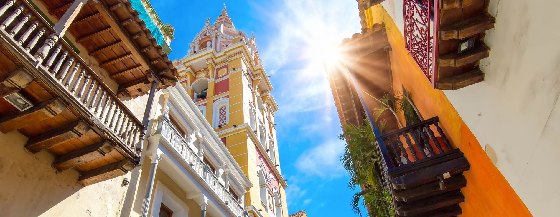 el sol brilla a través de los balcones de un edificio