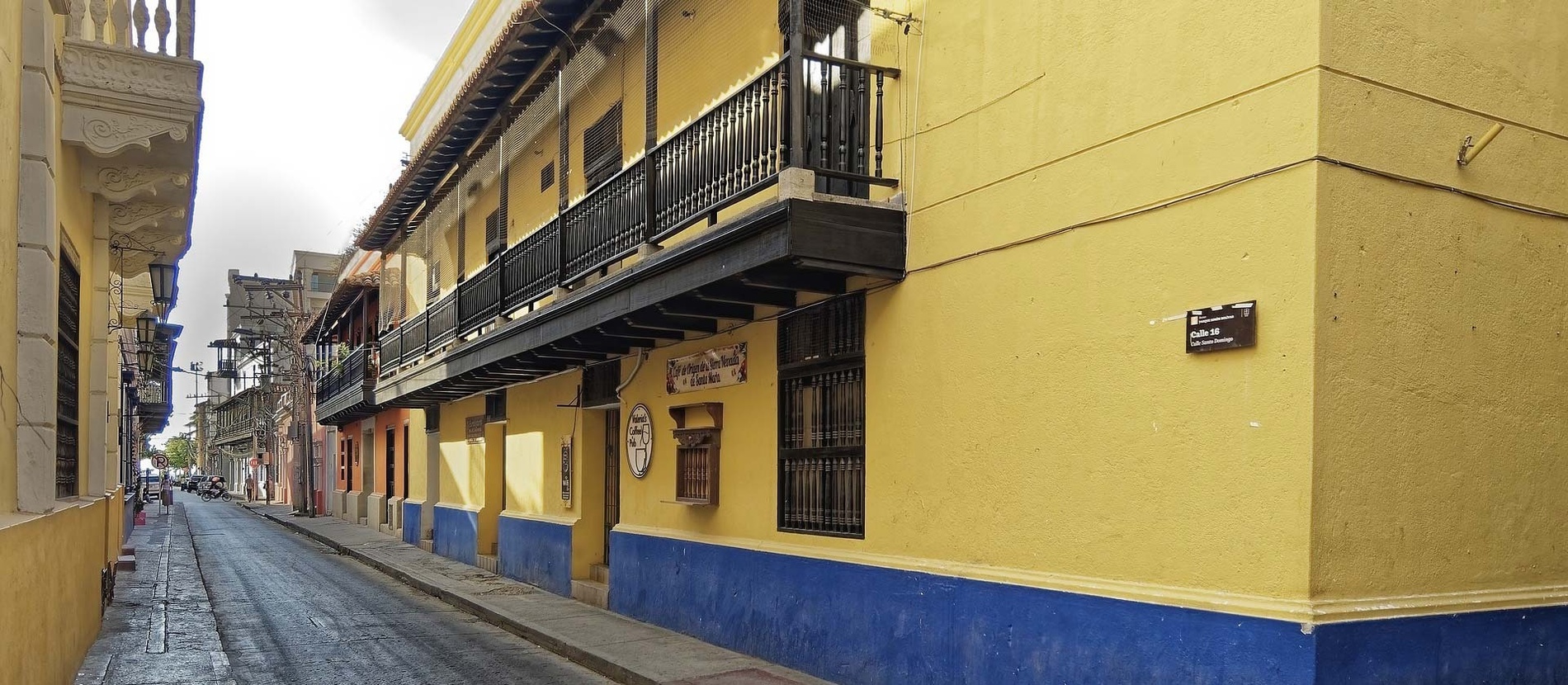 algunos edificios de gran altura con un cielo azul en el fondo