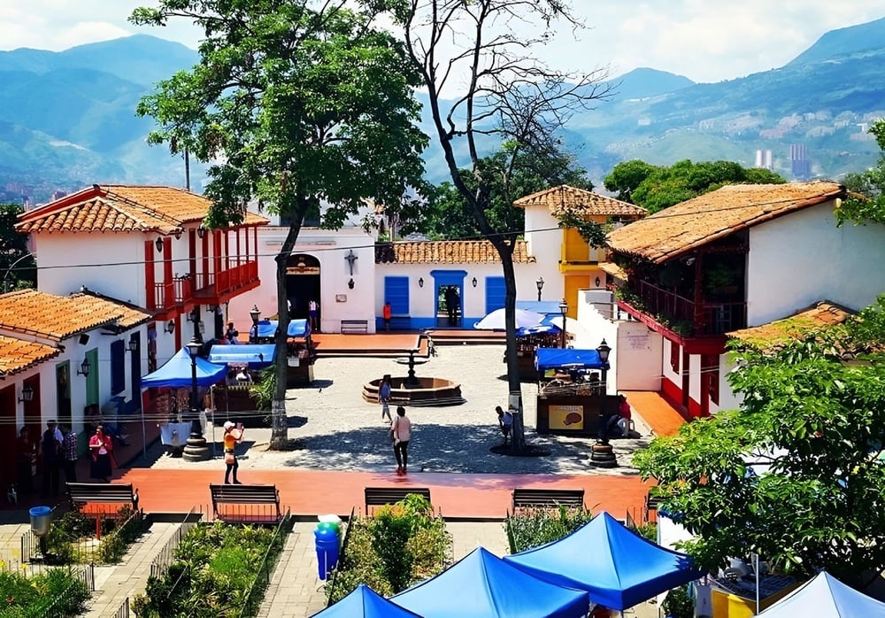 una vista aérea de un pueblo con tiendas azules y blancas