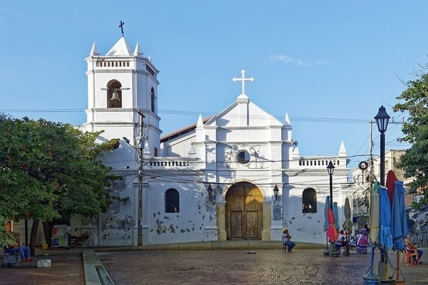 una iglesia blanca con una cruz en la torre