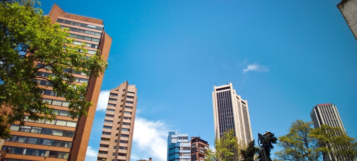 algunos edificios de gran altura con un cielo azul en el fondo