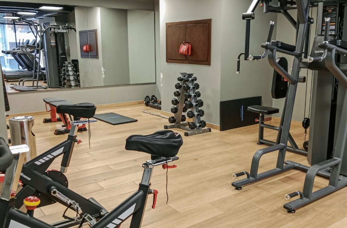 Fitness center with treadmills, weights, and bikes, perfect for travelers: corporativa.