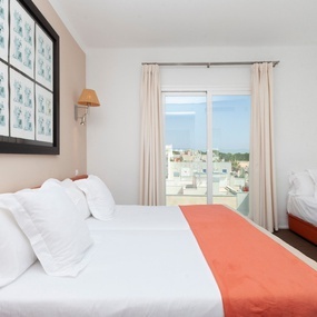 una habitación con dos camas y una puerta corrediza