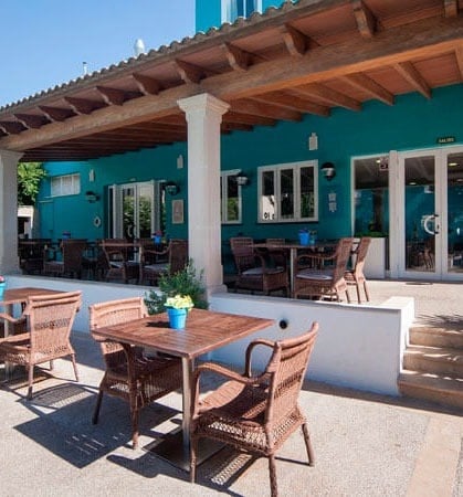hay muchas mesas y sillas en el patio del restaurante .