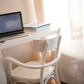 un escritorio con una silla y una computadora portátil