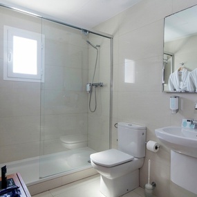 un baño con inodoro , lavabo y ducha
