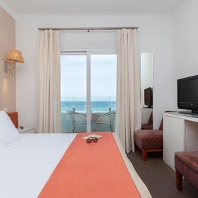 una habitación de hotel con una cama y una televisión