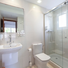 ein Badezimmer mit einem Waschbecken , Toilette und Dusche